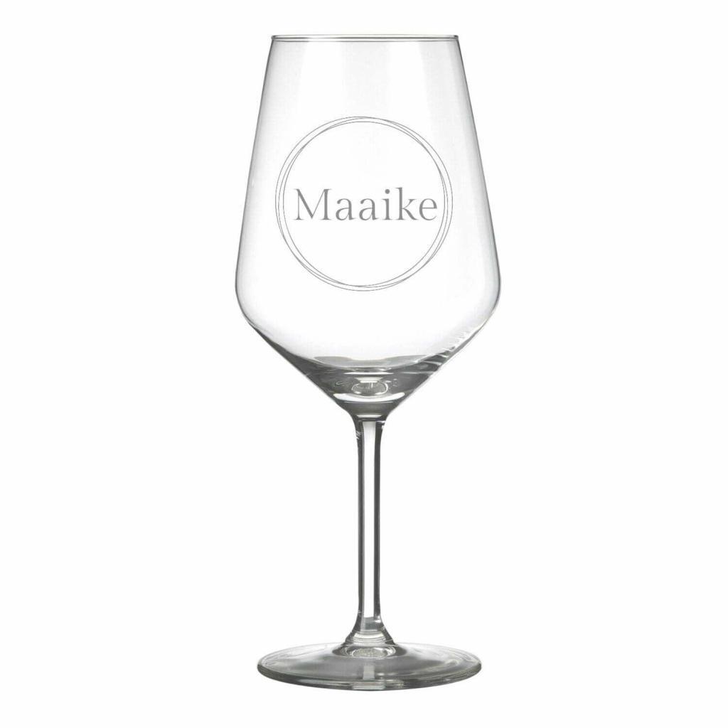 Rood wijnglas gegraveerd met de naam Maaike in een cirkel